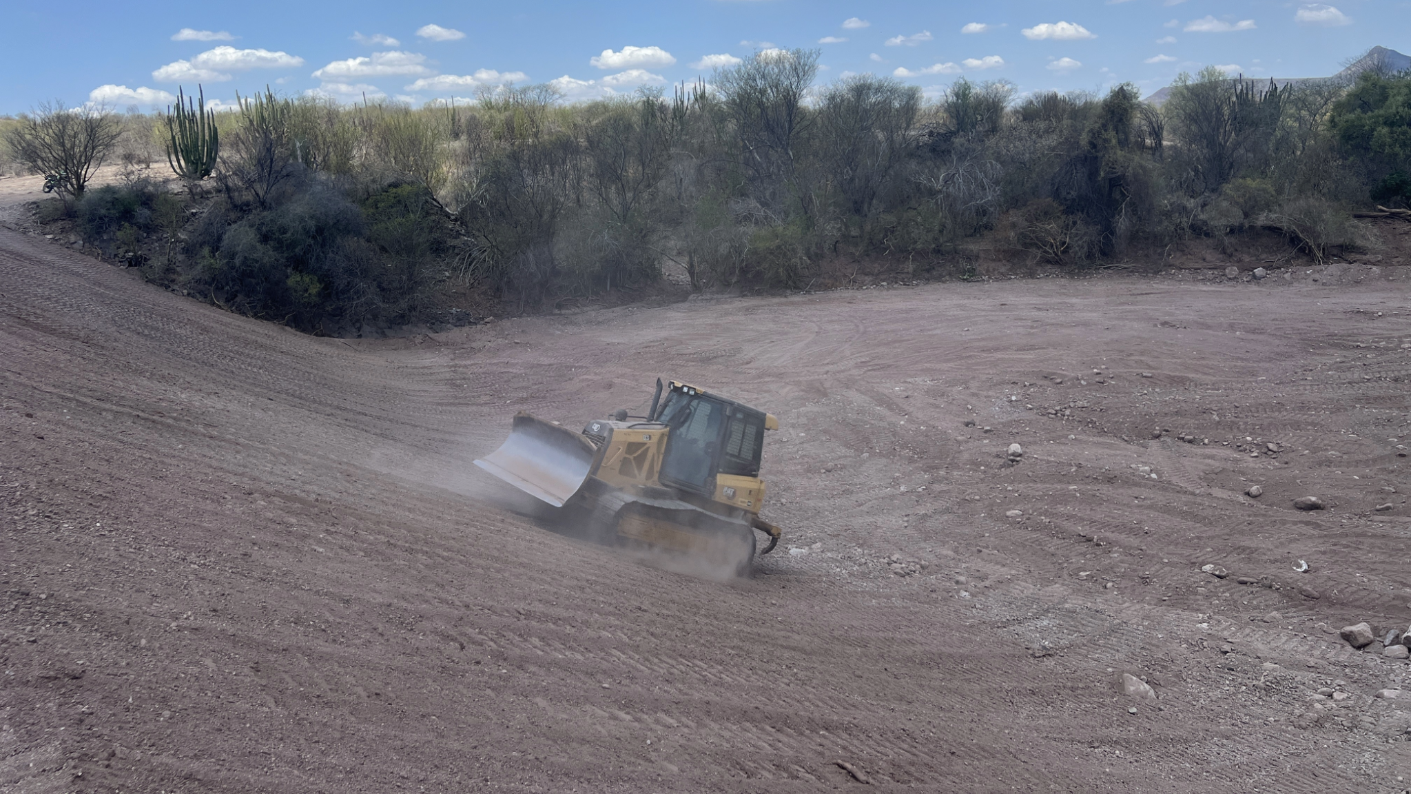 Conformación y compactación de talud con bulldozer