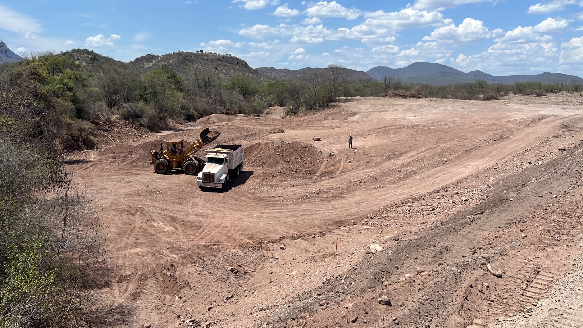 Movimiento de tierras para conformación de represo